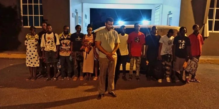 Detienen dominicano que transportaba a 14 haitianos ilegales en Santiago