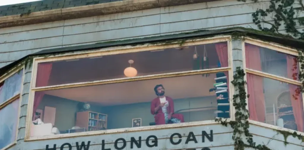 ¿Cuánto puedes sobrevivir? La campaña de Netflix en la que «atrapó» a un hombre en una valla para promocionar ‘The Last House’