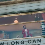 ¿Cuánto puedes sobrevivir? La campaña de Netflix en la que «atrapó» a un hombre en una valla para promocionar ‘The Last House’