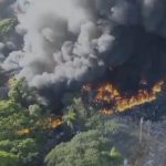 Vista aérea muestra cómo el humo y las llamas se apoderaron del vertedero de Cancino Adentro, clausurado desde 2022