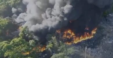 Vista aérea muestra cómo el humo y las llamas se apoderaron del vertedero de Cancino Adentro, clausurado desde 2022