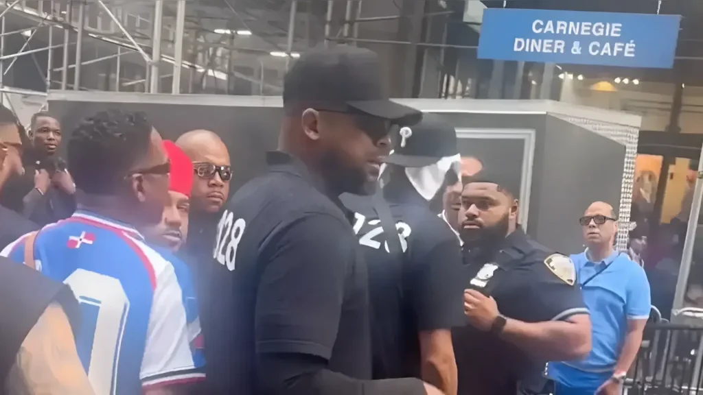 Se produce momento tenso con Alofoke en Manhattan durante parada