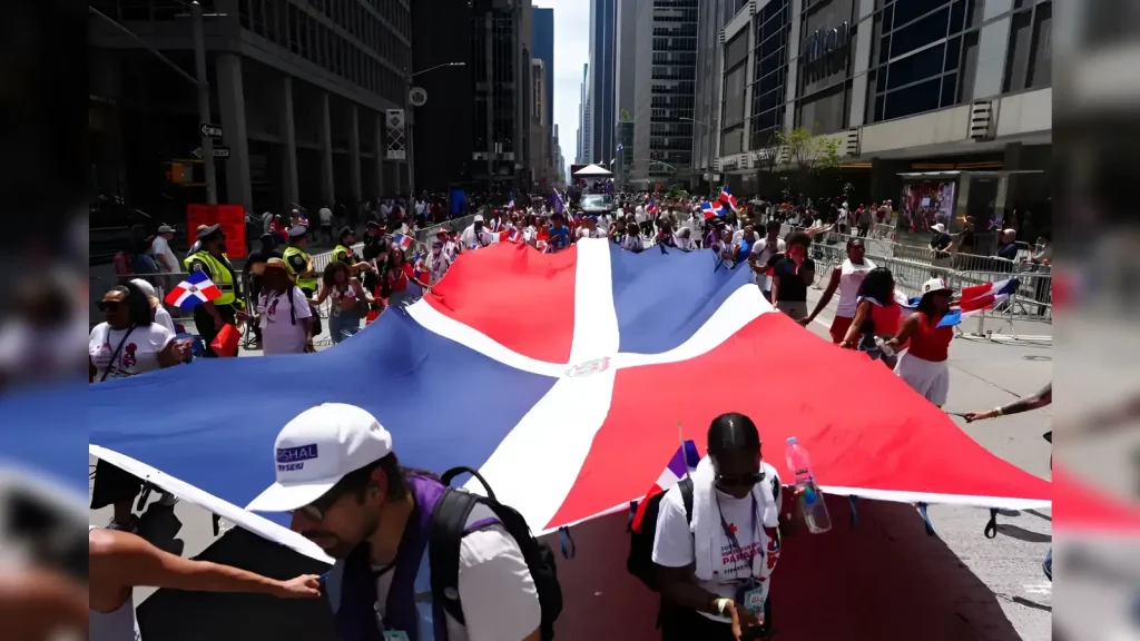 Informan sobre situación con joven durante desfile dominicano en NYC