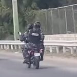 “Los Chuki alante y los policías atrás”: agentes persiguen a motociclistas en carrera clandestina por la 6 de Noviembre