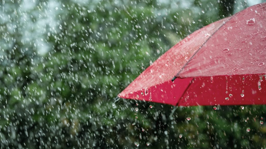 Aguaceros y tronadas se esperan este lunes por onda tropical y vaguada