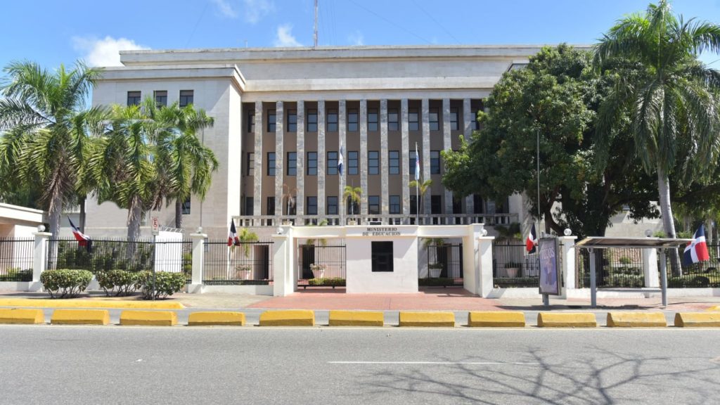 Advierten que posible cambio en el Ministerio de Educación pondría en riesgo el inicio del año escolar