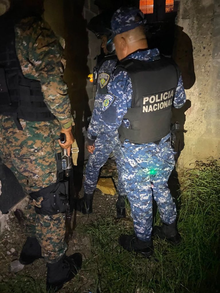Policía ocupa cuatro armas de fuego y drogas durante operativos preventivos en Los Guaricanos, SDN