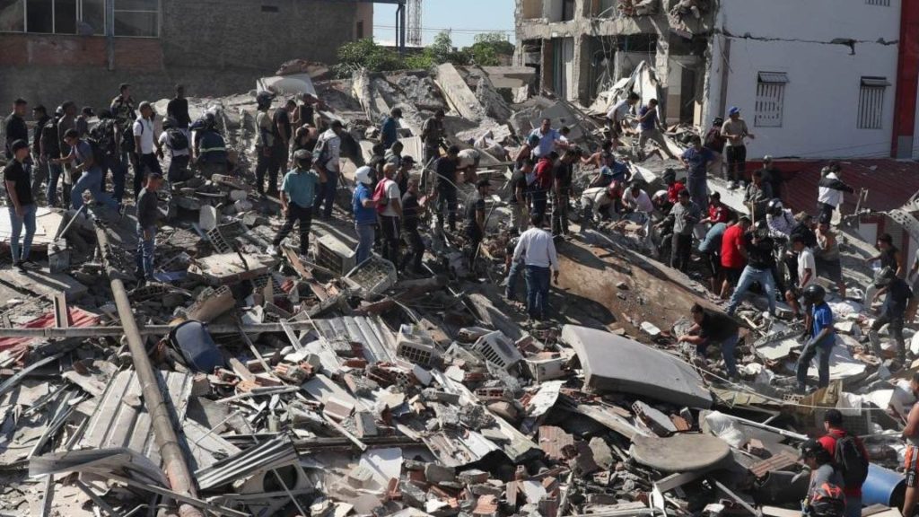 Inician rescate de personas atrapadas entre escombros tras terremoto en Colombia