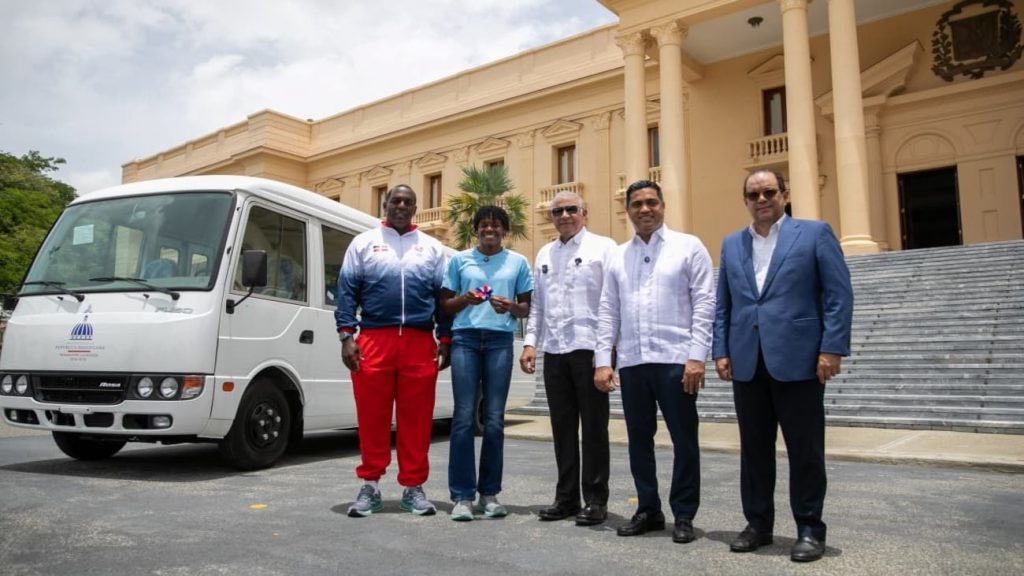 Gobierno entrega autobús a fundación de Marileidy Paulino para trasladar atletas