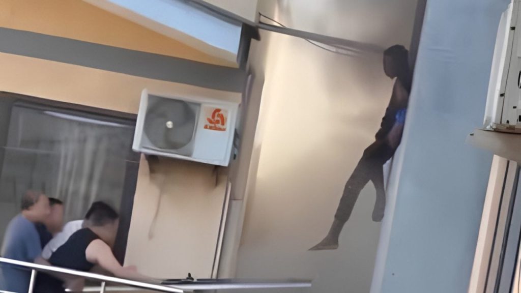 ¡UNA MESA LOS SALVÓ! Hombre improvisa escape durante voraz incendio