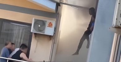 ¡UNA MESA LOS SALVÓ!  Hombre improvisa escape durante voraz incendio