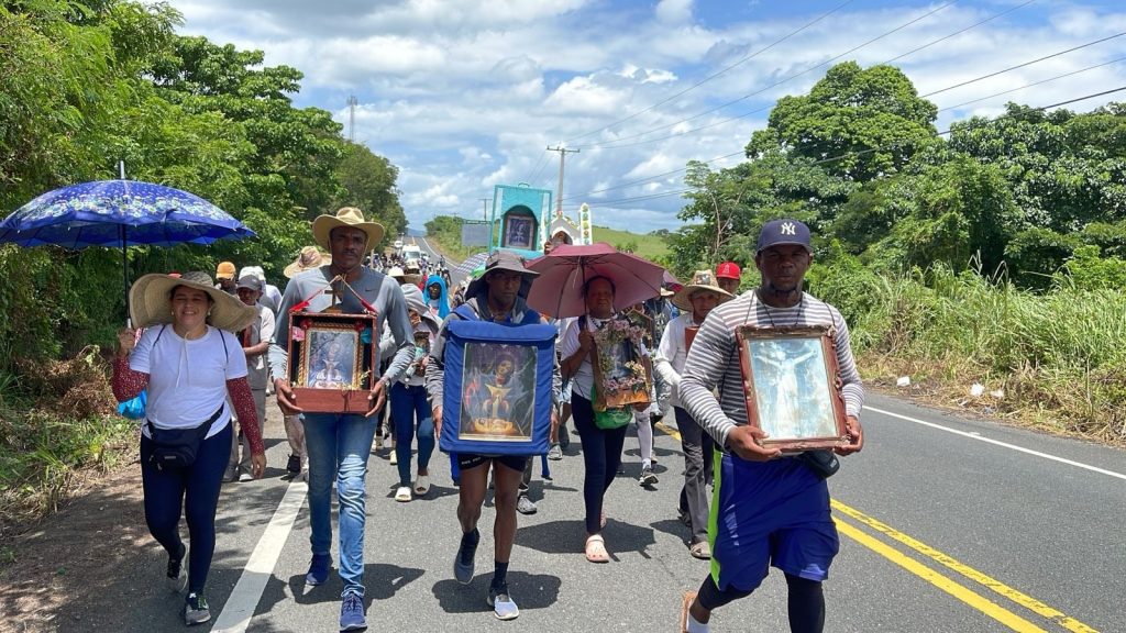 ¡Para ver la Virgen! Cientos de peregrinos parten de Bayaguana rumbo a la Basílica de Higüey