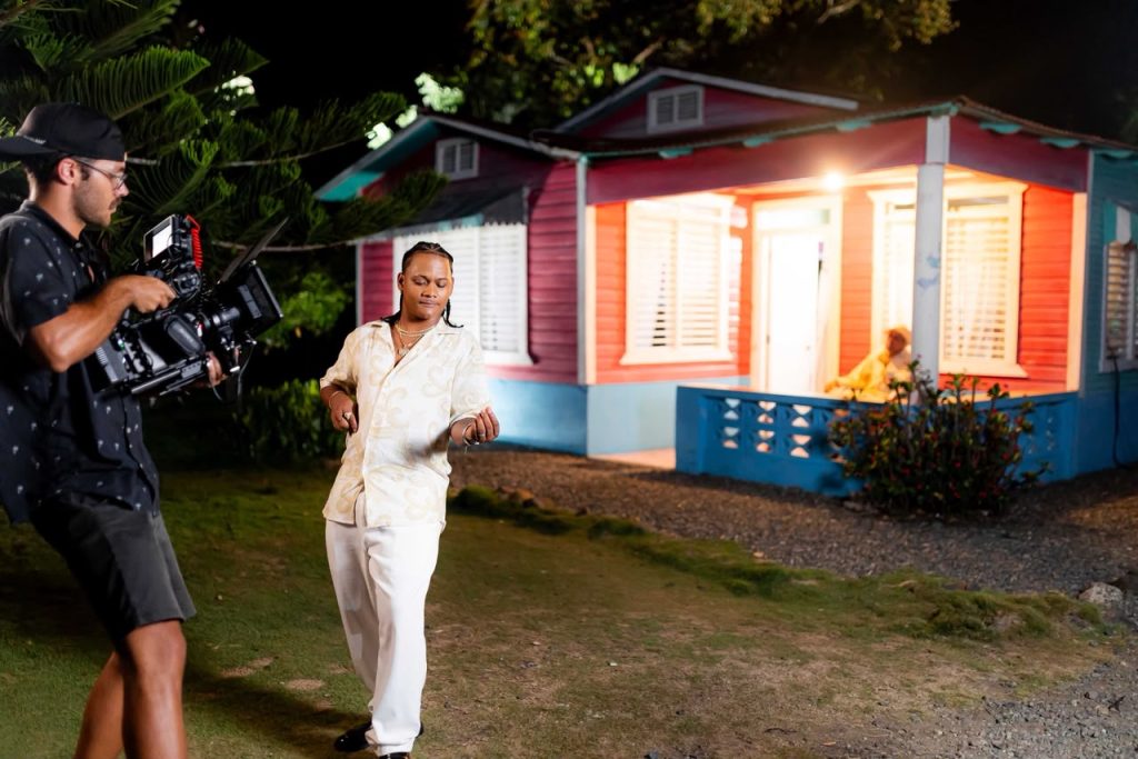 Manuel Paulino lleva al campo dominicano la historia de “Duele”, el nuevo audiovisual de Dalvin La Melodía