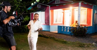 Manuel Paulino lleva al campo dominicano la historia de “Duele”, el nuevo audiovisual de Dalvin La Melodía