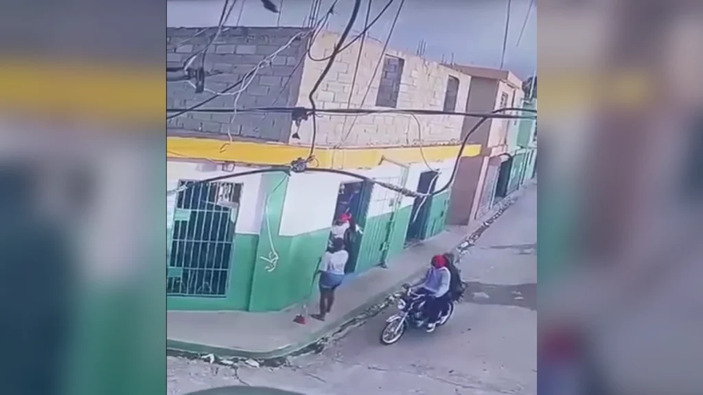 Captan alarmante suceso de individuos contra hombre en Villa Central