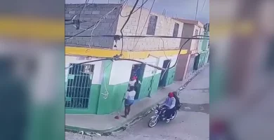 Captan alarmante suceso de individuos contra hombre en Villa Central