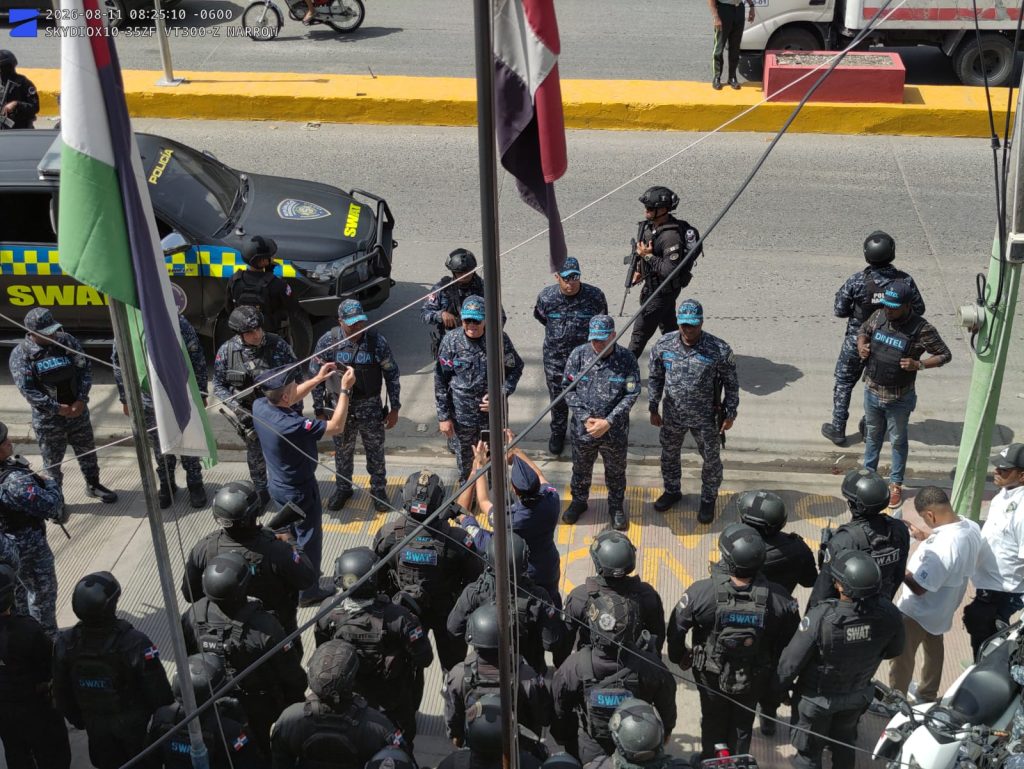 Director de la Policía supervisa despliegue de agentes en Navarrete tras protestas en el Cibao
