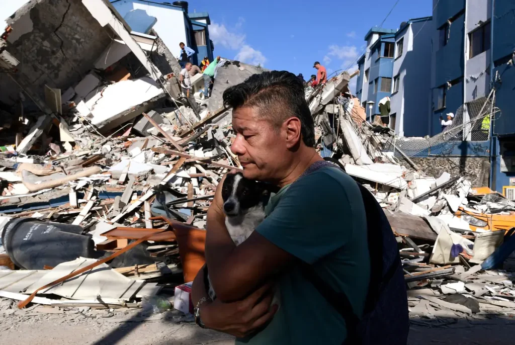 Socorristas buscan sobrevivientes tras el potente terremoto en Colombia