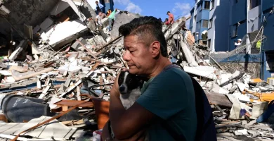 Socorristas buscan sobrevivientes tras el potente terremoto en Colombia