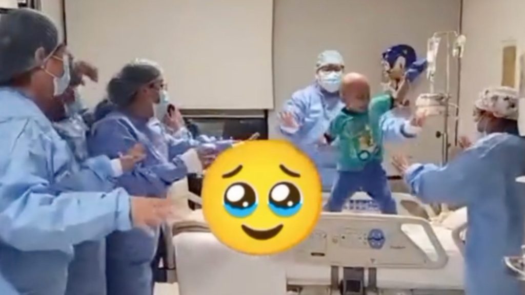 Una sonrisa que lo cambió todo: niño convierte hospital en escenario de alegría