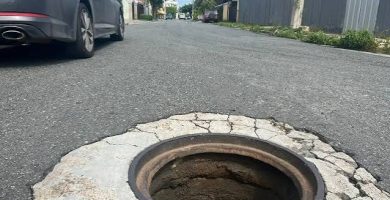 ¡Cuidado con los hoyos! Alcantarillas sin tapas en la Av. San Vicente, ponen en riesgo a conductores en SDE