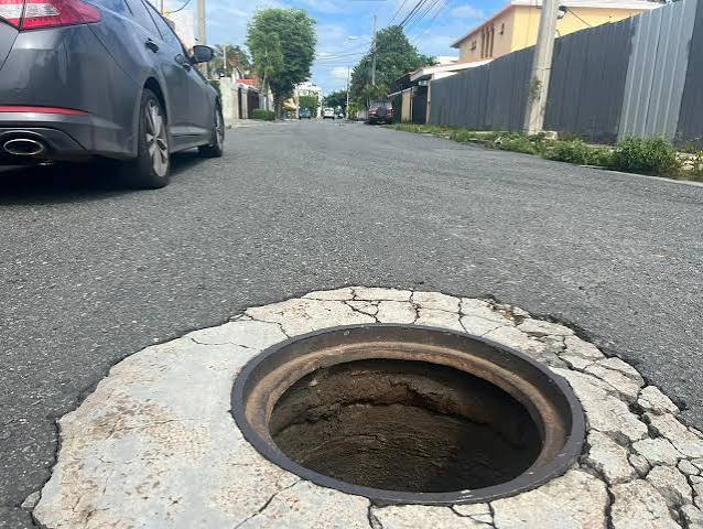 ¡Cuidado con los hoyos! Alcantarillas sin tapas en la Av. San Vicente, ponen en riesgo a conductores en SDE