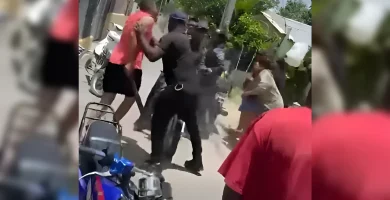 Se produce incidente tenso entre comunidad y policías durante traslado policial