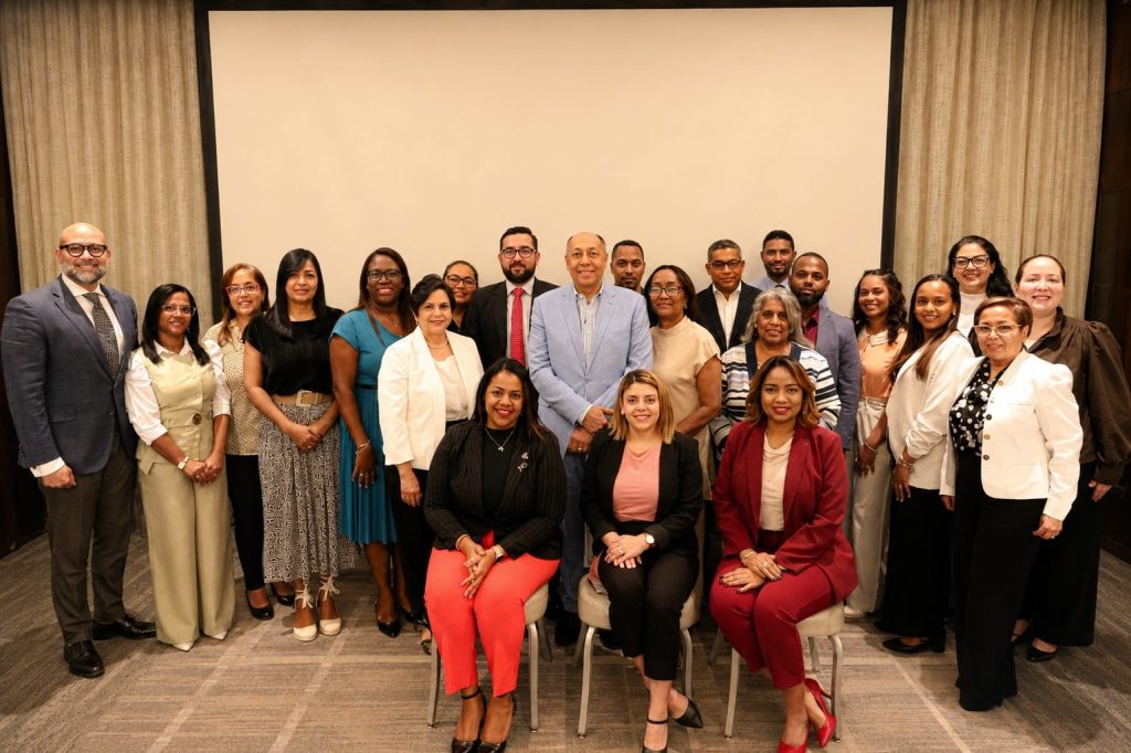 ARS SEMMA participa en encuentro regional sobre modelos sostenibles de atención oncológica junto a Roche República Dominicana