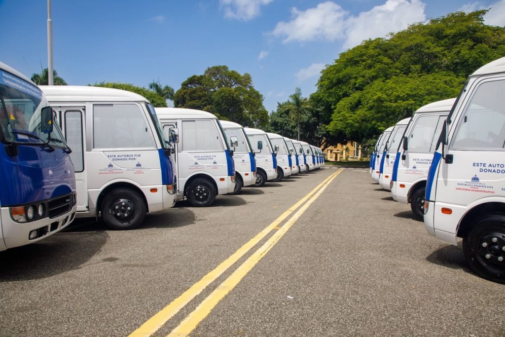 Entregan 40 nuevos autobuses para el transporte de estudiantes universitarios