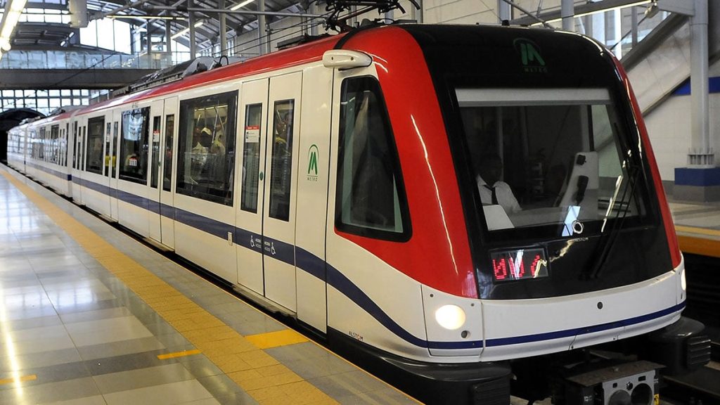 “Todo falla, hasta la tierra”: ciudadano reacciona a suspensión del servicio en el Metro por más de una hora