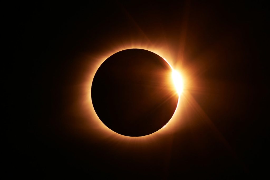Eclipse solar total oscurece el Ártico ruso y atraviesa Europa