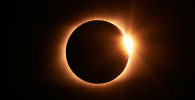 Eclipse solar total oscurece el Ártico ruso y atraviesa Europa