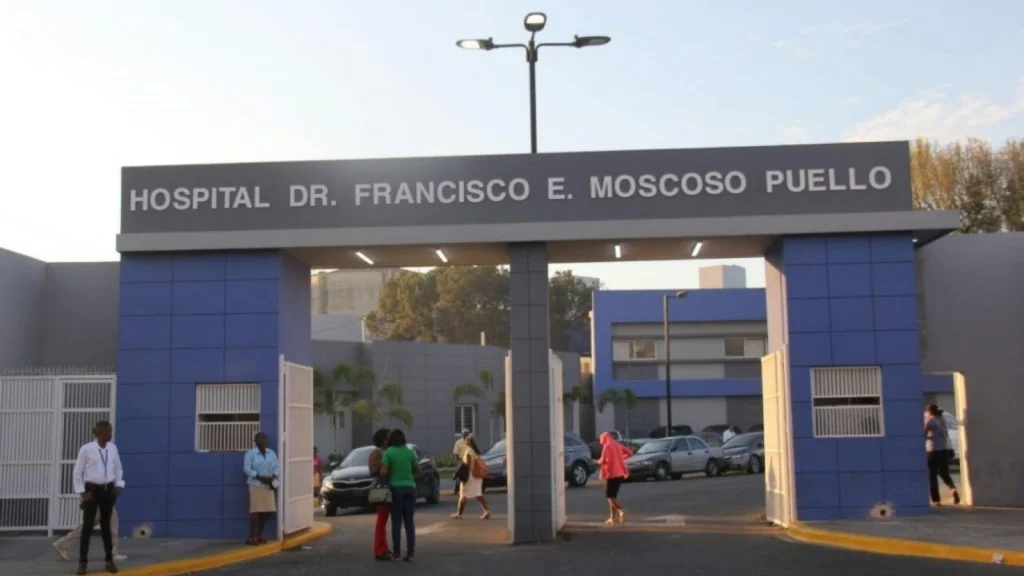 Investigan alarmante hallazgo frente al hospital Francisco Moscoso Puello