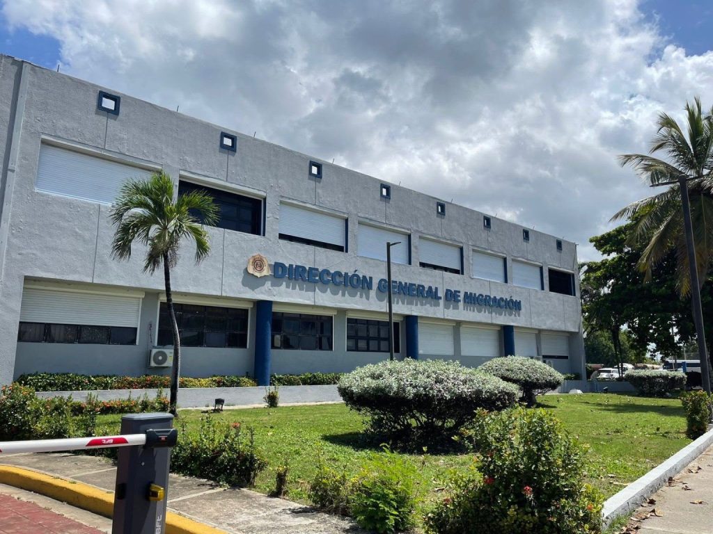 Migración aclara quién puede colocar y levantar un impedimento de salida en RD
