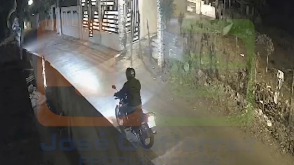 Camara capta alarmante incidente entre joven e individuos en Villa Centro