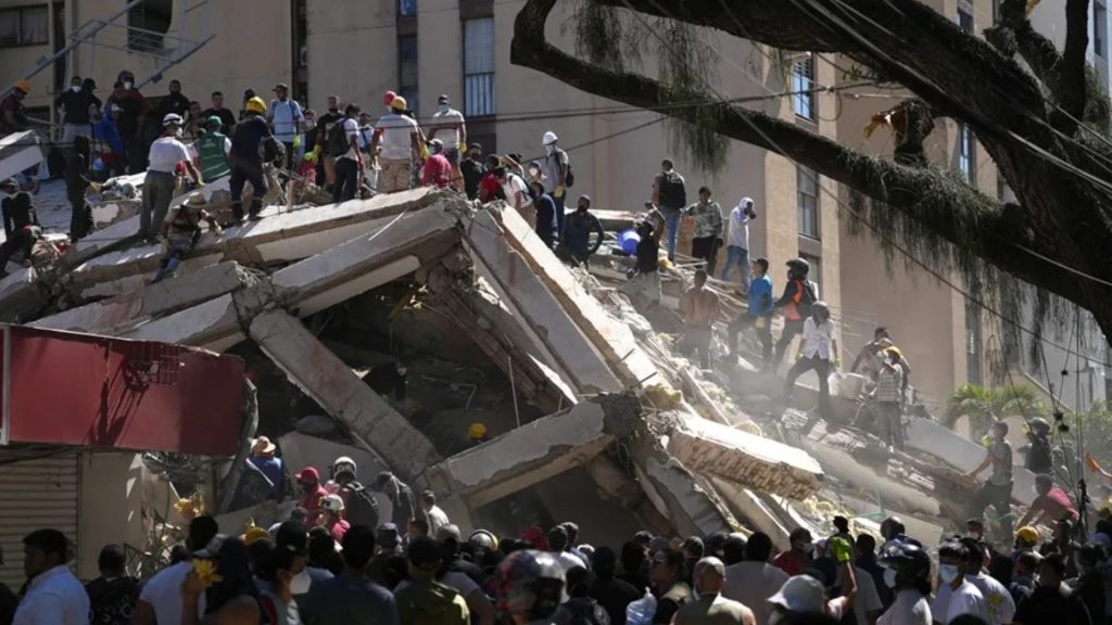 Sube a 265 la cifra de muertos por terremoto en Colombia