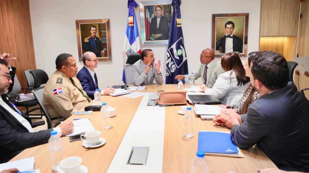 SNS y Colegio Médico pactan control de horarios y mejoras para pasantes