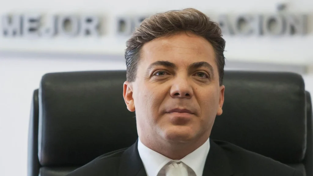 A los 51 años el cantante Cristian Castro se gradúa de preparatoria con honores