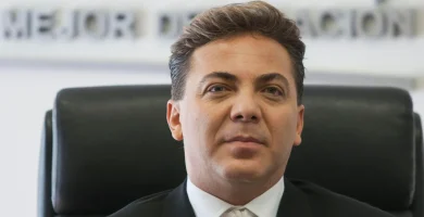 A los 51 años el cantante Cristian Castro se gradúa de preparatoria con honores