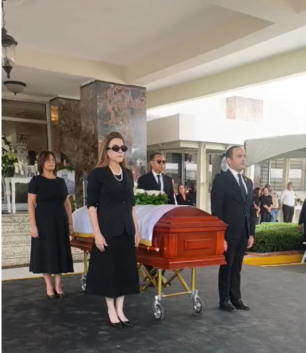 Realizan guardia de honor en homenaje póstumo al exdiputado y periodista Andrés Matos «Licho» en el Palacio Municipal