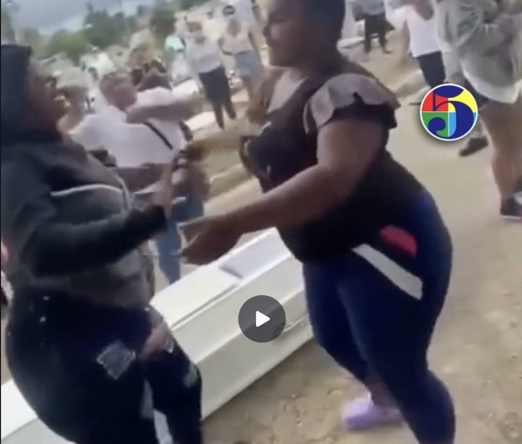 ¡Teteo con dolor y bachata! Despiden a familiar bailando sobre su ataúd en pleno cementerio