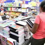“Bastante caros los útiles escolares”: padres se preparan para el regreso a clases