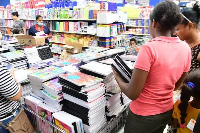 “Bastante caros los útiles escolares”: padres se preparan para el regreso a clases