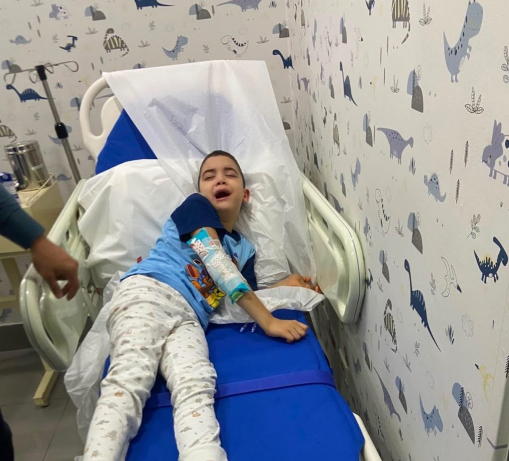 Familia pide ayuda para niño con enfermedad neurodegenerativa
