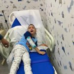 Familia pide ayuda para niño con enfermedad neurodegenerativa