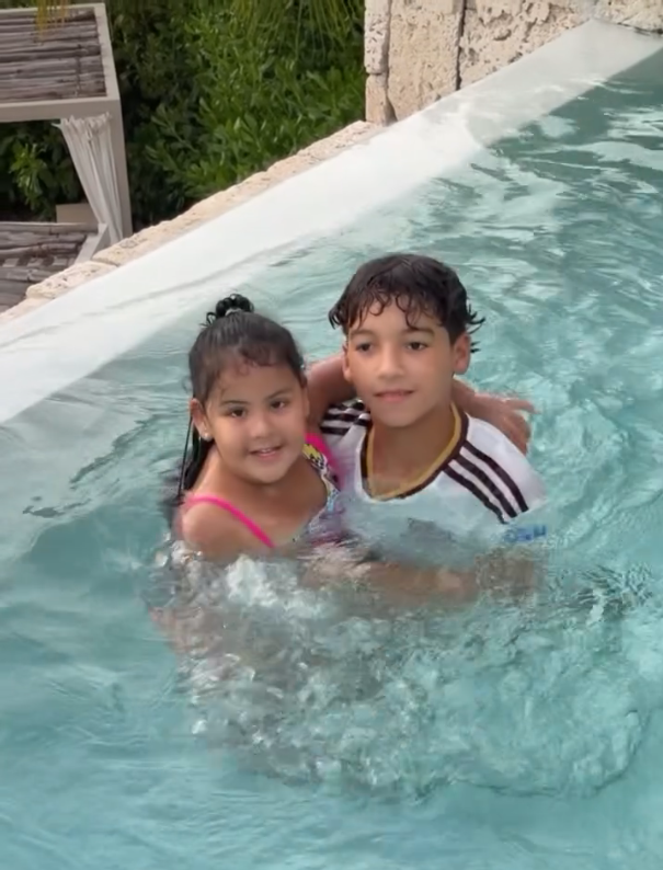 ¡Puro amor! Así fue el tierno momento de Cattleya y Pablito en la piscina junto a Anuel AA en Punta Cana