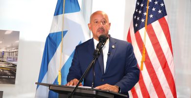 Alcalde de Lawrence, Brian DePena, es detenido por fraude y lavado de dinero