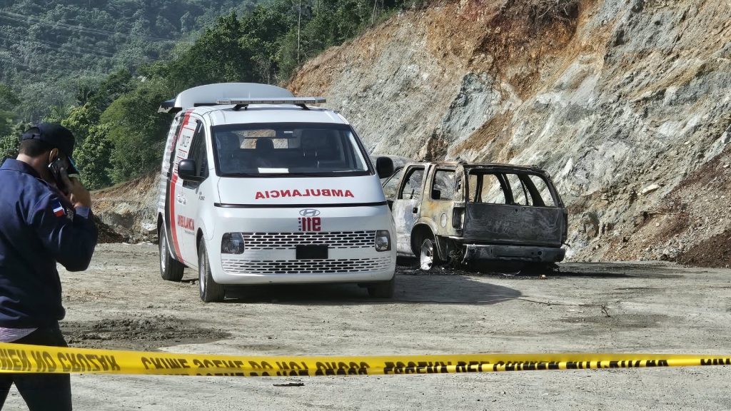 Hallan una persona calcinada junto a un vehículo incendiado en mina de La Vega