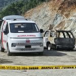 Hallan una persona calcinada junto a un vehículo incendiado en mina de La Vega