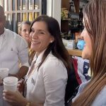 “Es viernes y el cuerpo lo sabe”: embajadora de EEUU en RD comparte y juega dominó en La Vega